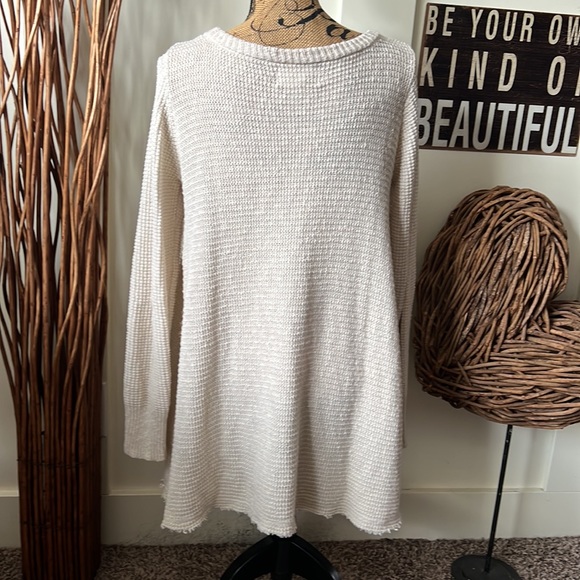 Ruby Moon Scoop Neck Cream Sweater With Scarp Hem - Picture 4 of 6